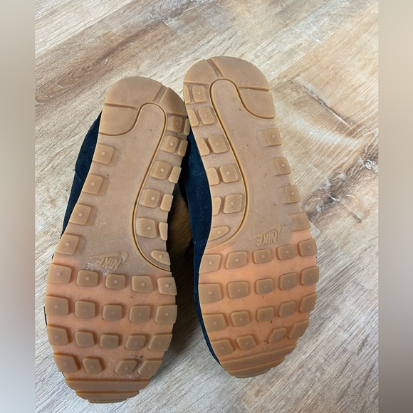 Nike MD Runner Comfortable Running Black Shoes Size 7.5 - Picture 7 of 8